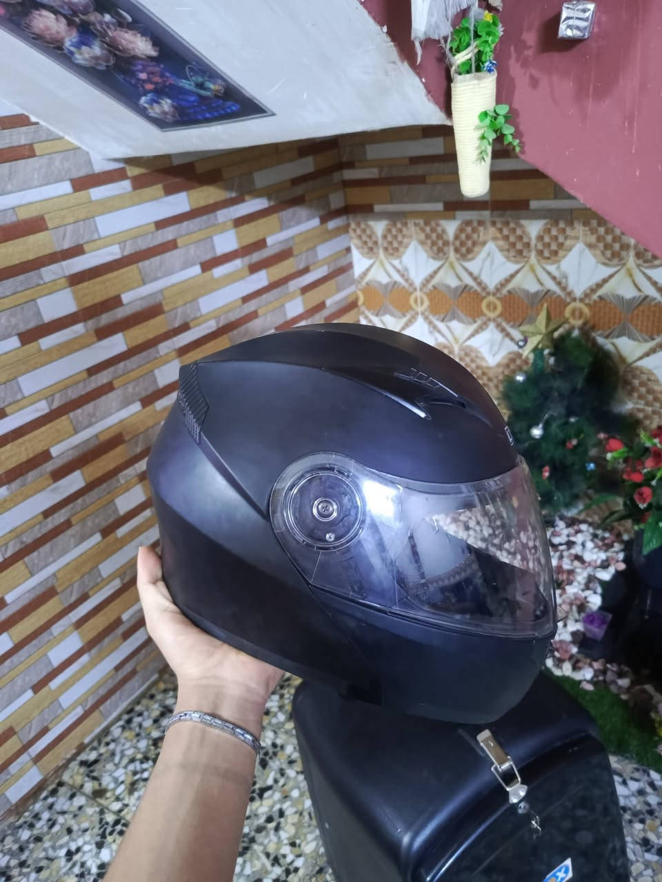 سلام عليكم شباب صندوك +
خوذة جديدات صارهن 15 يوم من اشتريتهن جديد مكاني بغداد اريد بيعهن 

***********
