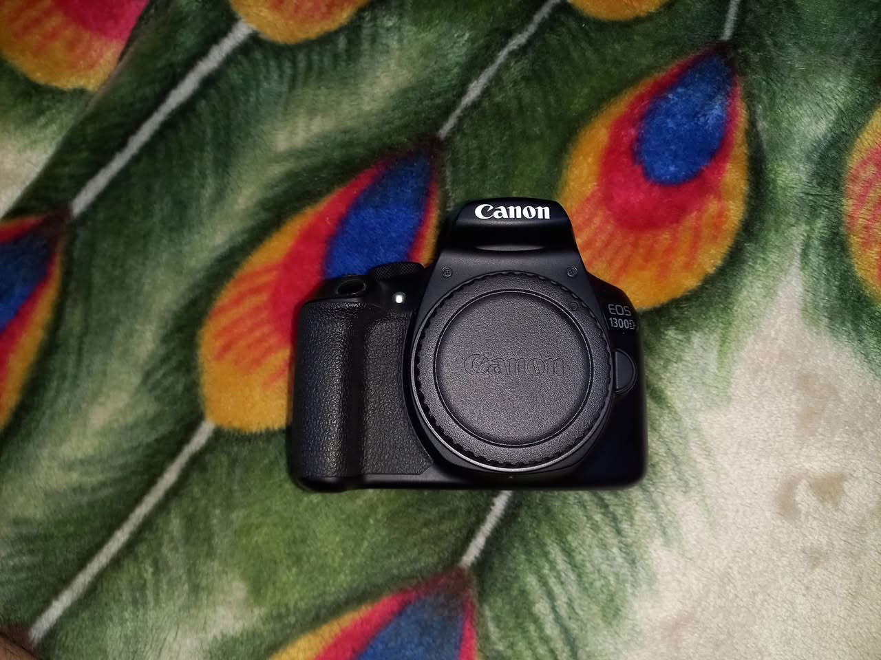 السلام عليكم للبيع كامره كانون d1300 زومها  18-55 واي فاي و معروفه مواصفاتها الكامره مداخله مصلح بيت رام و رام وياها 16GB للإستفسار اكثر *********** السعر 300 ملاحظه الكامره بدون جنطه
