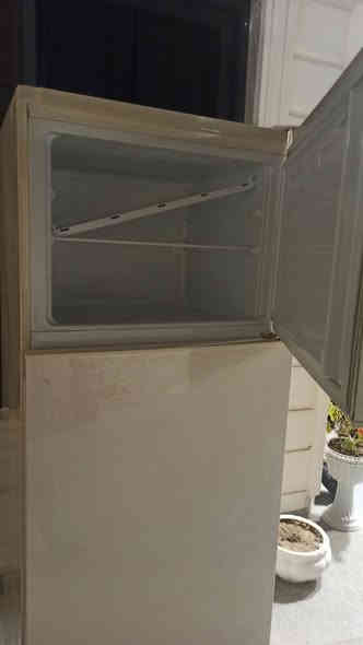 ثلاجة للبيع نظيف جدا..للمعلومات اتصال***********
