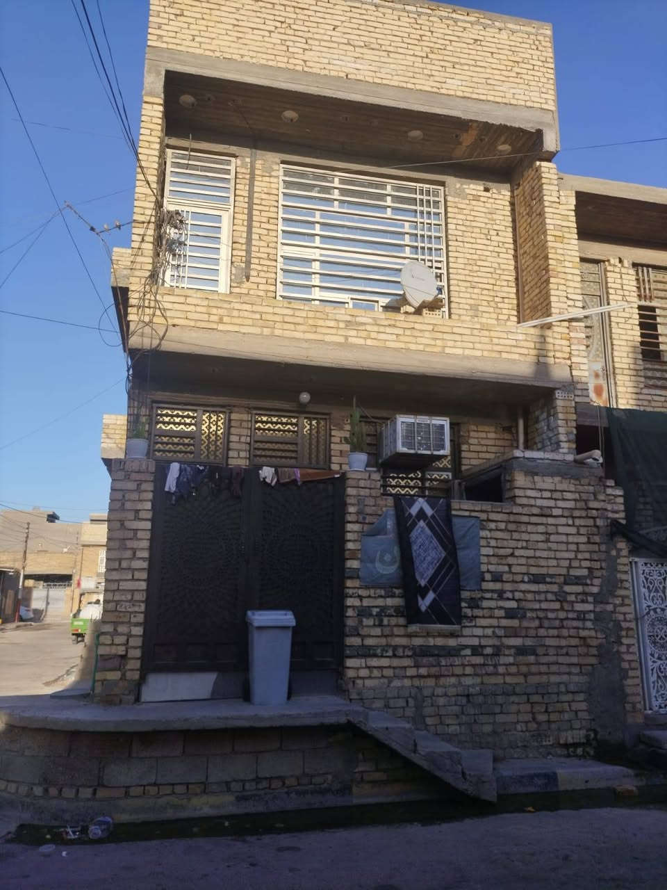 الدار للبيع مكاني الحسينيه شارع الخدمات خلف جامع زينب الكبرى السعر خاص متواجد بالفيس ***********
