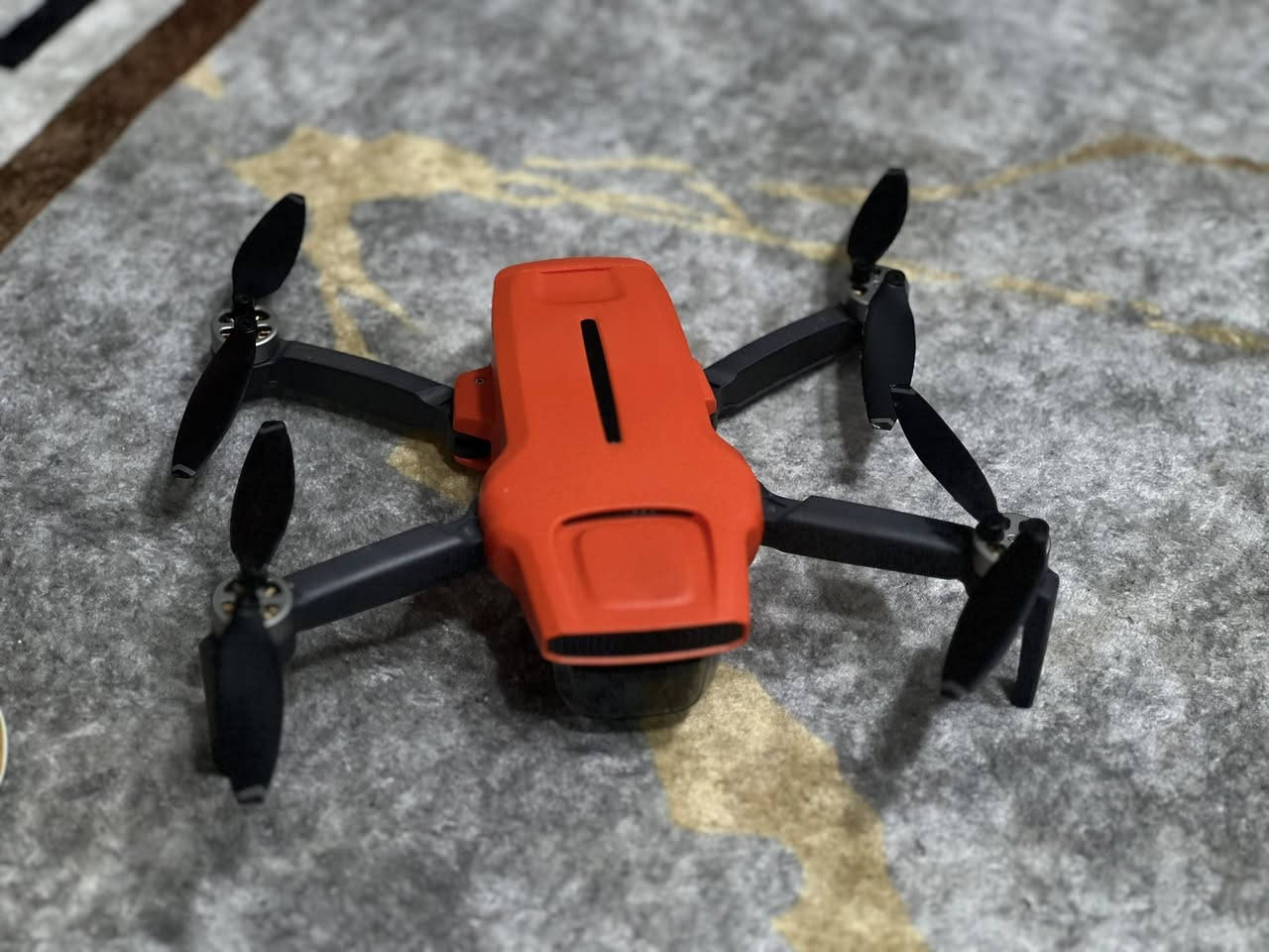 سلام عليكم
Drone Fimi Mini 3 شاومي غنيه عن التعريف 
2 بطارية 
كل بطارية تنطي 30 دقيقه

دقة الفيديو: تصوير احترافي 4K بمعدل 60 إطاراً في الثانية (سلاسة فائقة).

المستشعر: مستشعر Sony 1/2 inch بدقة 48 ميجابكسل لأدق التفاصيل.

تصوير ليلي: معزز بشريحة ذكاء اصطناعي (AI) لأداء مذهل في الإضاءة المنخفضة.

تتبع ذكي للأشخاص والأجسام (Smart Tracking).
• أنظمة عودة تلقائية للمنزل عند ضعف البطارية أو فقدان الإشارة.
• شحن سريع USB-C (27W) مباشرة للبطارية (تشحنها بشاحن هاتفك).
سعر 375
مكاني كركوك 
*********** 
الدرون مستعمل مره وحده للفحص

