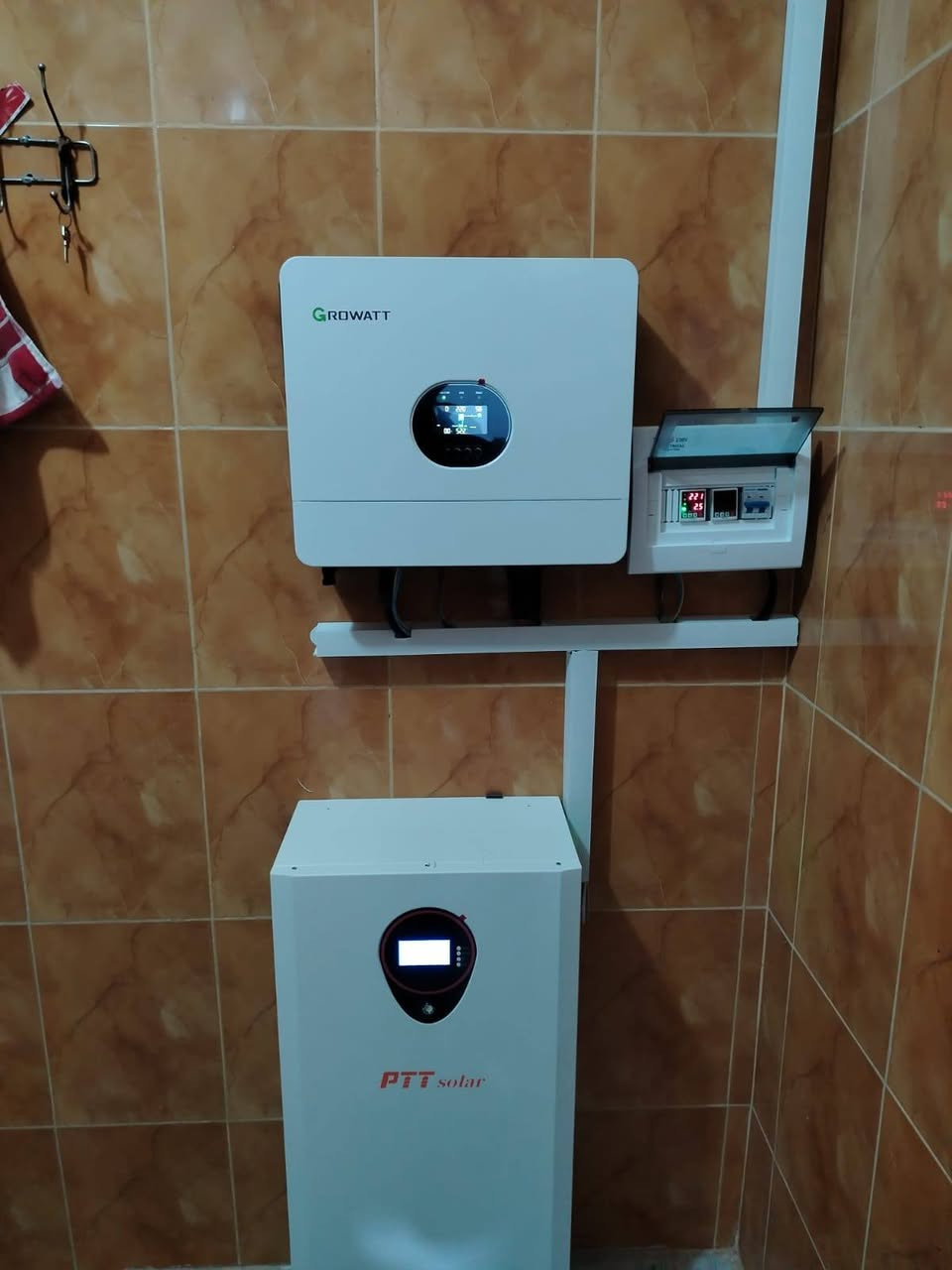 بفضل الله وبحمده قامت كوادر شركتنا (شركة المهندس للطاقة الشمسية) بنصب منظومة طاقة شمسية منزلية لأحد زبائن شركتنا
العرض الاقوى تحطيم الاسعار 🔥 🔥 🔥 🔥 🔥 🔥
العرض الاول 🔥 🔥 🔥
السعر : 4،400،000 نقدا
السعر : 5،400,000 قسط 
القسط الشهر 300 الف فقط
القدرة : 20 نهاري و 15 ليلي 
الألواح: 620 واط ضمان 15 سنة  عدد 8
البطارية: ليثيوم حجم 15 كيلو واط ضمان 5 سنة
الانڤيرتر :  حجم 6 كيلو مع واي فاي مدمج ضمان 2 سنة 
العرض الثاني 🔥 🔥 🔥
السعر :  3,3750,000 نقدا
السعر :4,750,000 قسط
القسط الشهري 263 الف فقط
القدرة : 10 نهاري و 10 ليلي 
الألواح: 610 واط ضمان 15 سنة  عدد 5
البطارية: ليثيوم حجم 10 كيلو ضمان خمس سنوات
الانڤيرتر :  حجم 6 كيلو مع واي فاي مدمج ظمان 2 سنة
العرض الثالث 🔥 🔥 🔥
السعر : 3.000،000 نقدا
السعر : 4,000,000 قسط 
القسط الشهري 222 الف فقط
القدرة : 10 نهاري و 7 ليلي 
الألواح: 620 واط ضمان 15  سنة عدد5
البطارية: ليثيوم حجم 7 كيلو ضمان خمس سنوات
الانڤيرتر : حجم  4 كيلو ضمان 2 سنة 
العرض الرابع 🔥 🔥 🔥
السعر : 2،500،000 نقدا
السعر : 3,500,000 قسط
القسط الشهري 223 الف فقط
القدرة : 8 نهاري و 5 ليلي 
الألواح: 620 واط ضمان 15 سنة  عدد 4
البطارية: ليثيوم حجم 5 كيلو ضمان خمس سنوات
…………………………………………
المنظومات الحامضية  
العرض الاول  🔥🔥🔥
السعر: 2.500.000 نقدا 
السعر: 3.500.000 قسط 
القسط الشهري 223 الف فقط 
القدرة: 9نهاري و6 ليلي 
الالواح : 620 واط ضمان 15 سنة عدد 4 
البطارية: اوكايا 200امبير c10 عدد 2 ضمان 1 سنة 
الانڤيرتر : حجم 4.2KW ضمان 1 سنة 
العرض الثاني 🔥🔥🔥
السعر: 1.750.000 نقد 
السعر: 2.500.000 قسط 
القسط الشهري 166 الف فقط 
القدرة: 7 نهاري و 3 ليلي 
الالواح: 620 واط ضمان 15 سنة عدد 3 
البطارية : اوكايا 200 امبير c10 عدد 2 ضمان 1 سنة 
الانڤيرتر : 4.2KW ضمان 1 سنة 
 #شركة #المهندس #للطاقة #الشمسية 
كركوك - الحويجة - شارع المشاتل قرب جامع كامل الحاج صكر مجاور شركتي الدليان والصبحي للحجم والعمرة 

***********
للحجز و الاستفسار
مدير شركة المهندس للطاقة الشمسية  
ربيع سامي الجبوري 
⁨ ***********
مهندس سعد 
***********
انور الفرحان 
مدير المبيعات 
***********
مهندس الصيانة 
عزيز الفرحان 
***********
 عمر الفرحان 
***********
