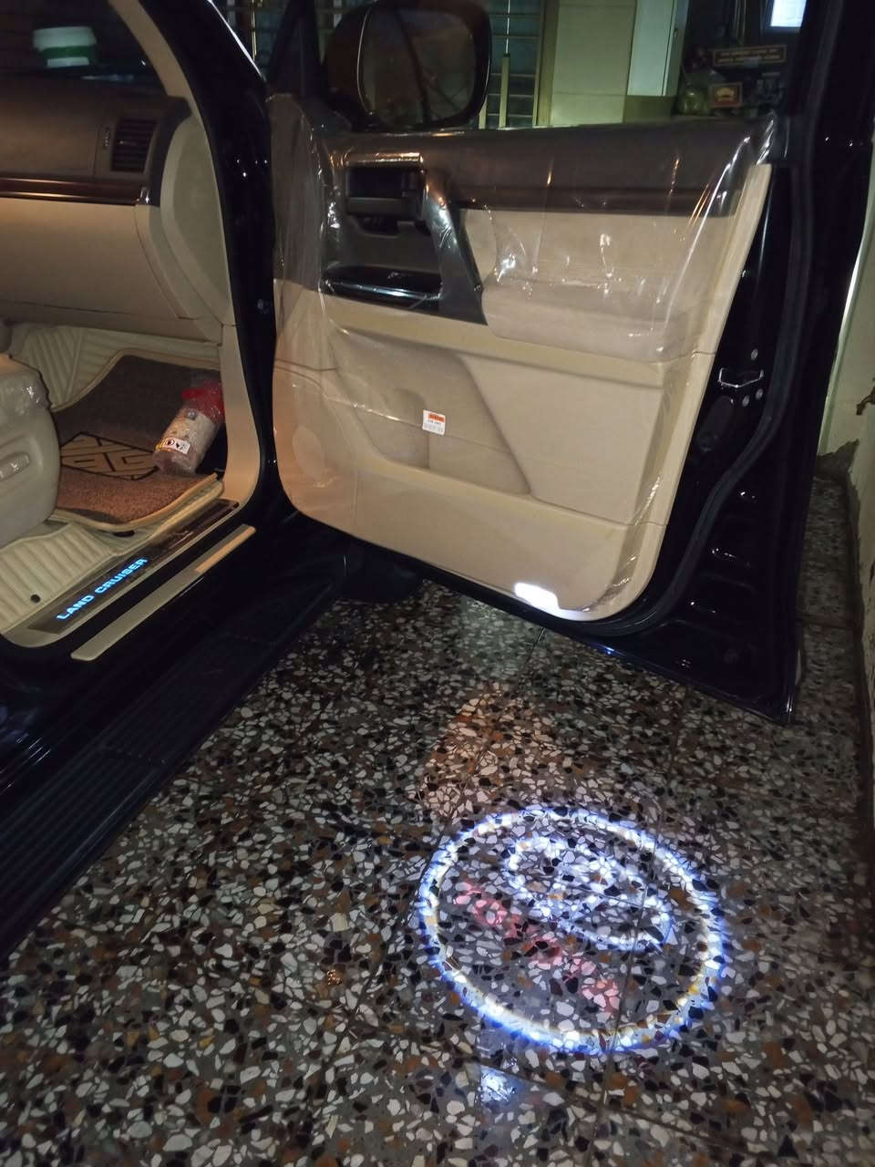 سلام عليكم للبيع 
لاندكروز لون اسود موديل 2019 بريم فوول مواصفات 

رقم بغداد انكليزي سنوية بسمي لحد 2030 هزه جديدة 

مكفولة كفاله عامة كفاله من صبغ ولبارد ورصعة وشخط وتكحيل سيارة حيل جديدة بعدها بلكارتون وبعد احلة من صور ماشية 66 ألف سبير منازل وكل أغراضها موجودة وياه 

موصفات بريم فوول مواصفات 
محرك 6 سلندر 4000 
فتحة سقف 
خمس بصمات تشغيل عن بعد 
جنه كهرباء شفط باب ربع شفط 
٨ ايرباك ؟؟ 
كيجات لكزز+ اشاير ترحيب لكزز 
شاشه جبيرة+ دفدي بلقمارة 
حساس أمامي خلفي جانبي+ رادار 
كشنات جلد كشنات كهرباء ٣ وضعيات كهرباء 
وبعد بيها هواية مواصفات ماذاكرهن 

مكاني بغداد الكرخ الي عندة ستفسار يتصل 👇
*********** بشار العبيدي 

*********** بشار العبيدي
