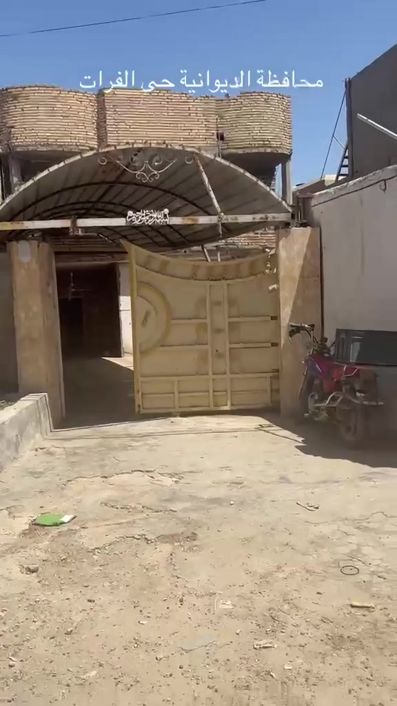 السلام عليكم دار سكن للبيع مساحه 335 متر حي الفرات مقابل كليه الطب واجهه 10.5 متر نزال 32 متر طابقين كونكريت أساس والسقف  يتكون من 
ط1 
عدد الغرف 3
استقبال+صاله+مطبخ -صحيات +حمامات عدد 3 +طارمه وكراج سياره+حديقه 
ط2
شقتين منفصلات كل شقه تتكون من 
غرفه صاله مطبخ صيحات 
للاستفسار ***********
*********** واتساب
