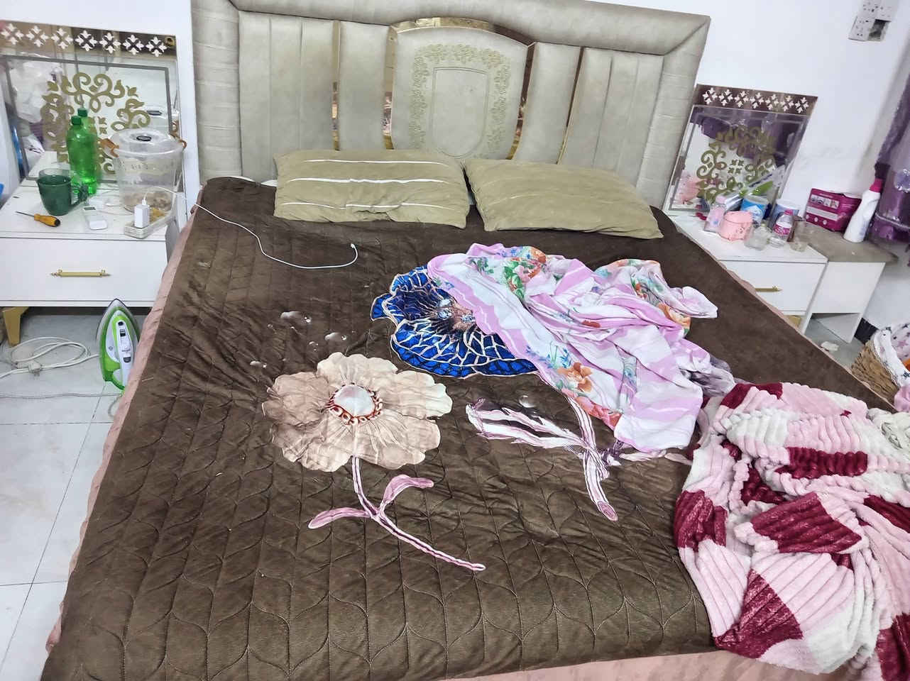 السلام عليكم غرفة النوم البيع تركيه ٨قطع سعره 450 الف مكانه بلديات رقم الجوال ***********
