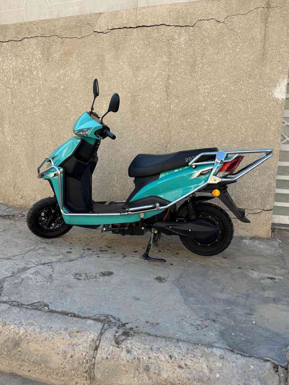 دراجه شحن 2025 للبيع لون مميز خمس بطاريات 🔋 حالتها ممتازة ومابيها نقص بيها شغله بسيطه جداً 
تايرات جديدة 🆕 
لايت زينون ثلجي ❄️ 
إشارة يمين يسار شغالة ✔️ 
مرايات جديدة 🆕  / السعر : 550 وبيها مجال للشراي 
الدراجه خير من الله بالعافية على الي ياخذها 
المكان / بغداد حي الجهاد / الرفاق 
للاستفسار / ***********
***********
