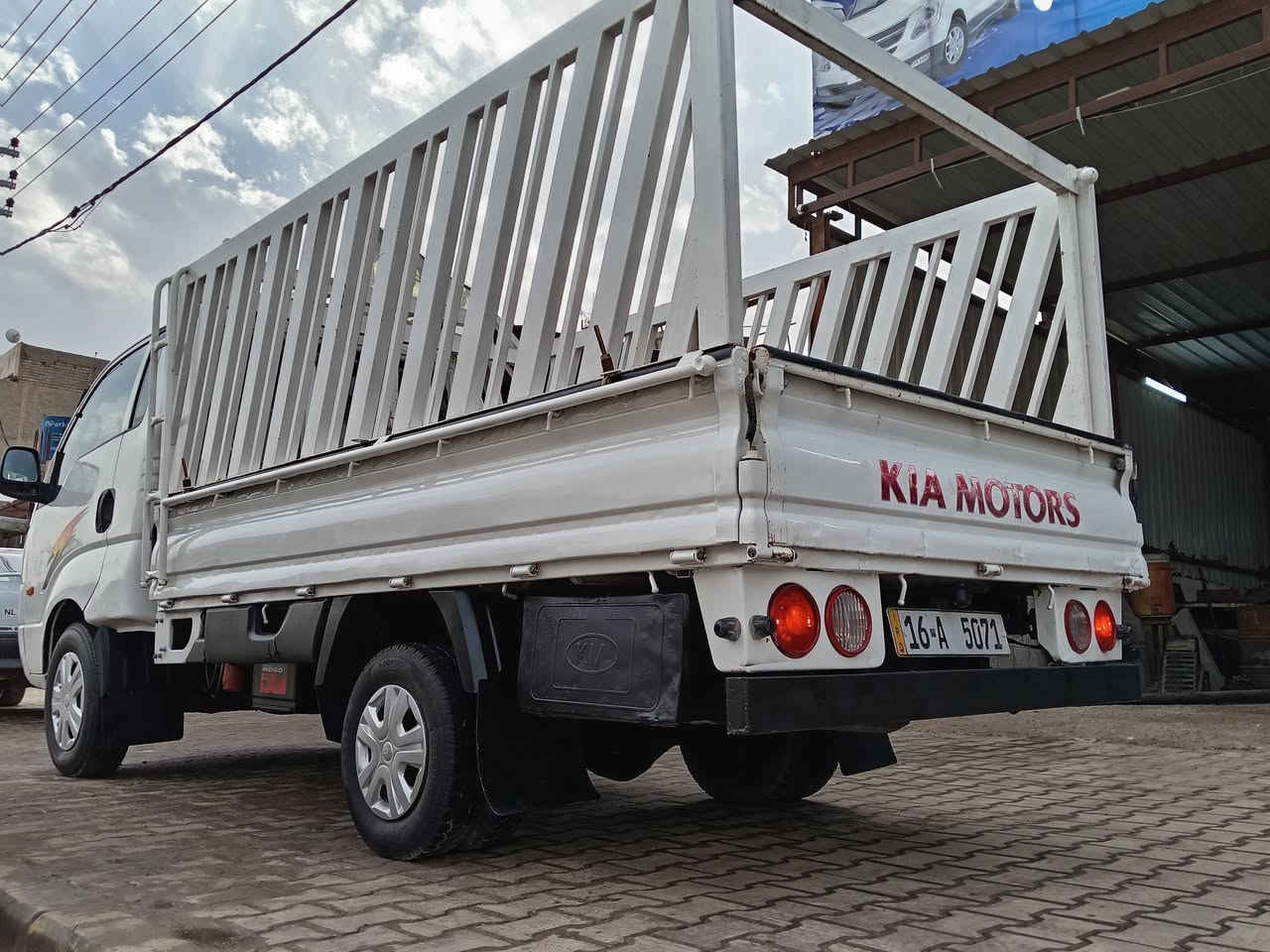 السلام عليكم للبيع كيا 2008رقم قادسيه انكليزي سنويه لل 2030تحويل مباشر شاصي مكفول  رقم شاصي واضح  سياره مكفول وجاهزه مكينه 3000سوبر مكينه كير حداديه تايرات خير من لله برغي ماعايزه سياره جاهزه على 24حبايه كبل للشغل ملاحضه (المحجر مو وي السياره )  السعر 85 وبيها مجال للشراي للاستفسار ***********
