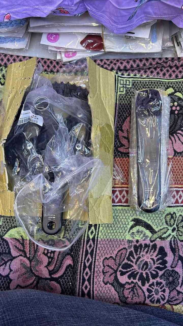 سلام عليكم كباتن متوفر نص سيت 😂   
 الجيل السادس Shimano 105 
R7100
Speed 12 
اذرع قياس 170 ملم
صينية 36-52 T
دشلي 12 speed
زنجيل 12 speed 
براكيت BBR60
جديد وضع الشركة غير مستخدم 
للتواصل ***********
