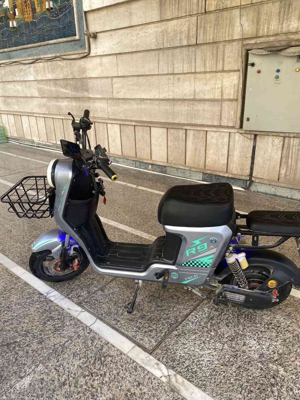 السلام عليكم دراجة شحن R9 خمس بطاريات موديل 2025 مستخدمة شهرين فقط السعر 400 الف مع المجال الموقع شارع فلسطين تقاطع الصخرة الرقم ***********
