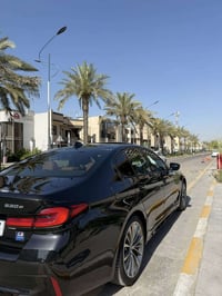 BMW 530e     محرك 2.0 تيربو مع نظام هايبرد (Plug-in Hybrid) 2022 كلين ...