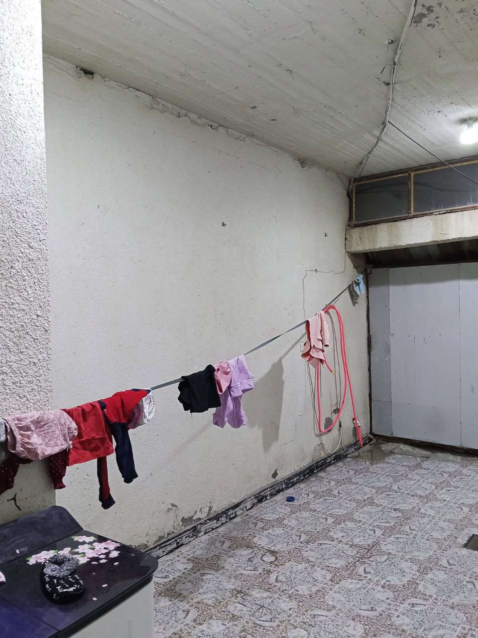 السلام عليكم 
دار للبيع 
بسم كويتي 

في قضاء ابو خصيب منطقة مشيجيجة 

البيت كونكريت 

يحتوي البيت على غرفتين ودوانية وصاله ومطبخ وحمام 

السعر 35 مليون

رقم هاتف***********
