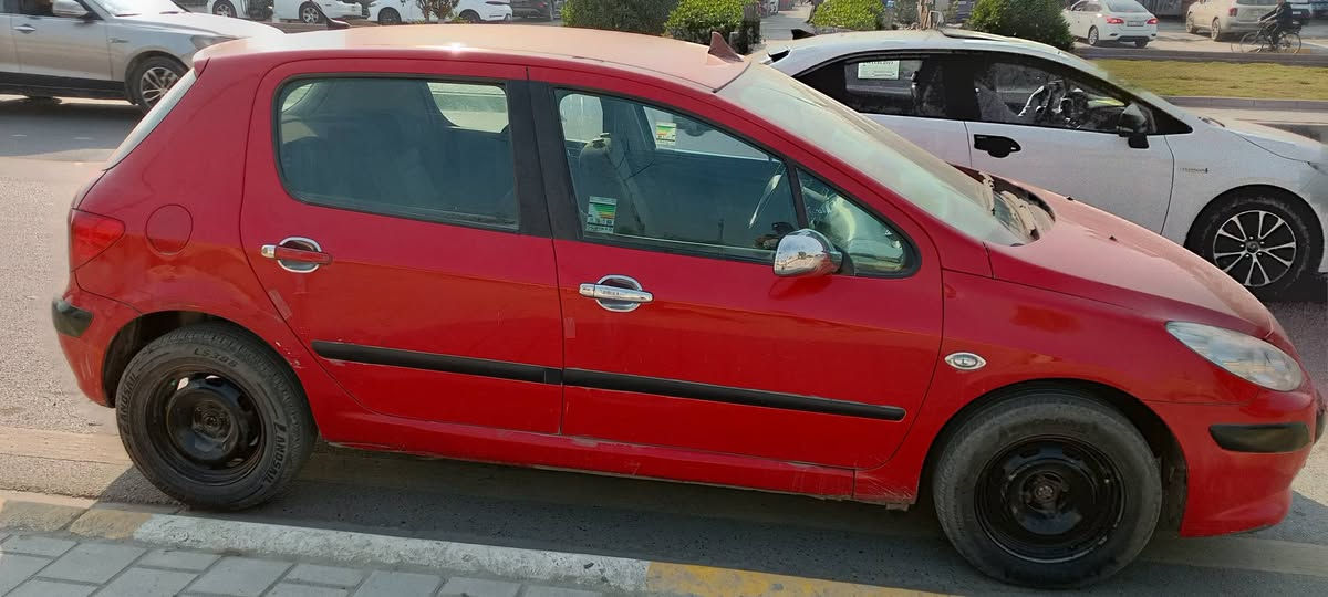 بيع مستعجل
السلام عليكم بيجو فرنسي للبيع 2006
نوعيه 307 جديده ومكفوله كفاله عامه من الصبغ والضربه
رقم بغداد الالماني مصفره غرامات تحويل ثاني يوم 
كير ومحرك محور كورلا جدد
صدر امامي خلفي تخم تاير جديد 
تبريد تدفئه شغال 
مكان السياره بغداد حي اور السعر42 وبيهه مجال 
للاتصال ***********

