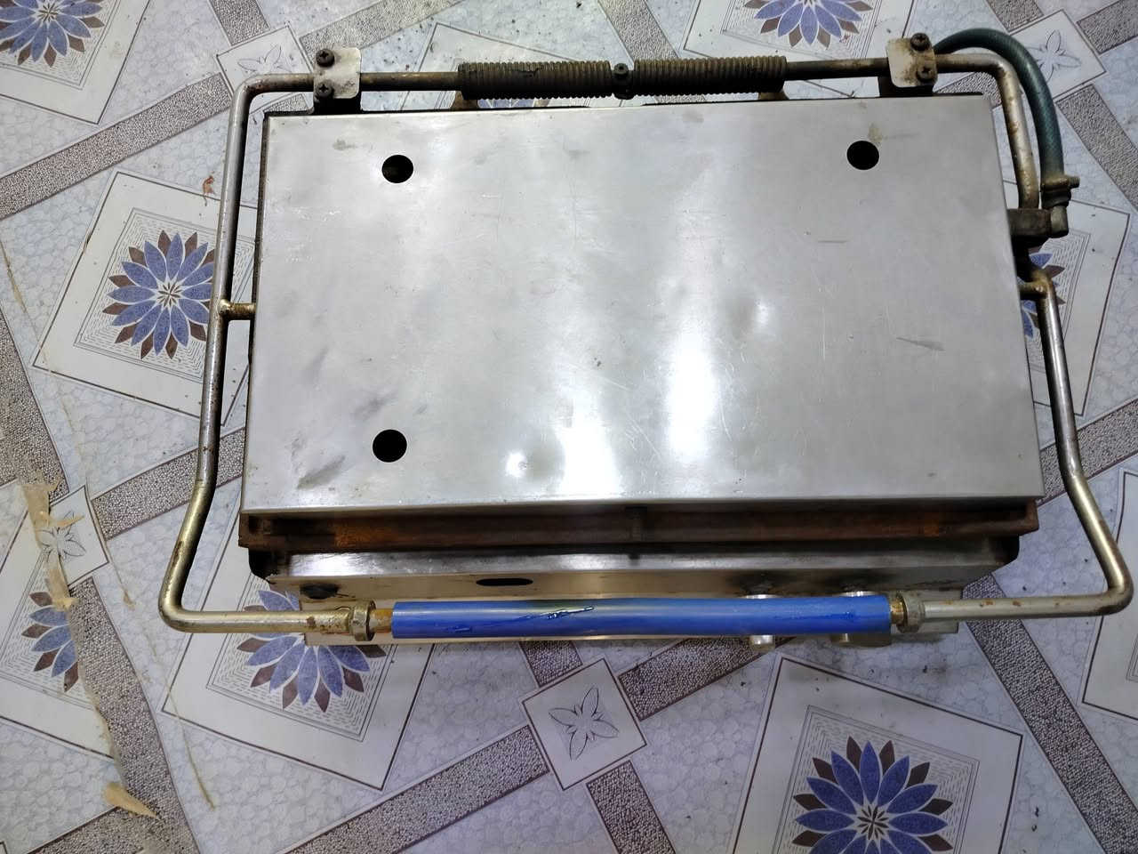 كابسة صاج 
سنك 
بوجة صاروقية مع ساحبة جديدة شغالة 
للبيع


**إذا كنت صاحب هذا الإعلان وتريد حذفه لأي سبب، رجاءا أرسل رسالة إلى الدعم الفني**