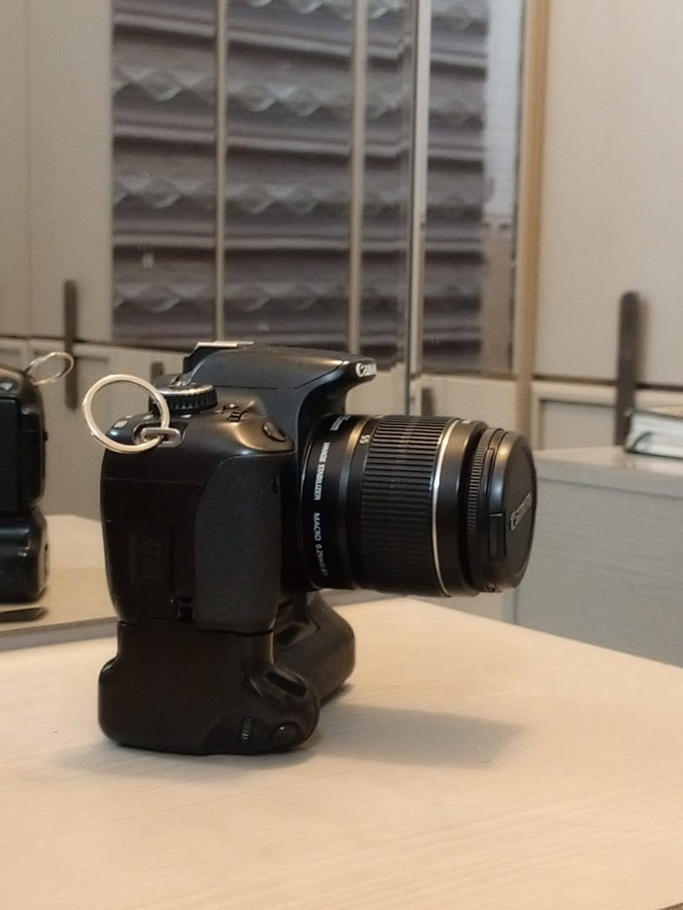 سلام عليكم كامره كانون نضيفه 98% وياها عدسه 18/55 وبطاريه مع حامل بطاريتين وشاحنه وجنطه والكامره جديده لي أستخدام شخصي ما مستعمله اوهواي موقعي ميسان علي الغربي لي ستفساره
رقم ***********
