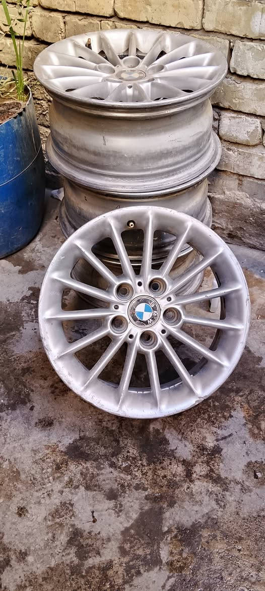 ويل BMW بي أم دبليو 46E العدد 4
السعر 250 الف  بينهم مجال بسيط مكاني كربلاء
***********
