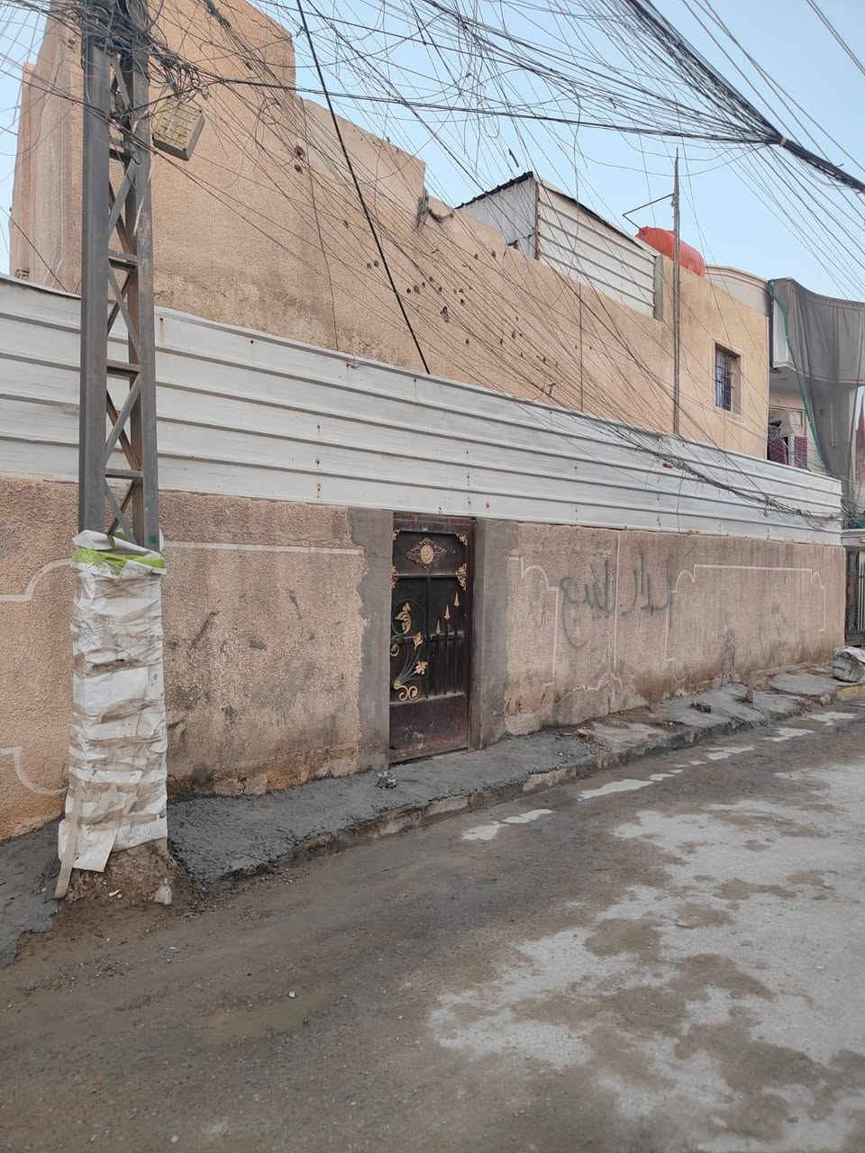 عقار 75 متر  طابو ملك صرف في بغداد الشعب الديوان شارع 40 قرب مدرسه العراق الجديد العقار موقعه ركن بصف الشارع العام يحتوي علا هول وغرفه وحولي وحمام داخلي وحمام خارجي الطابق الثاني يحتوي علا غرفتين وحمام للاستفسار أكثر الاتصال على الرقم ***********
