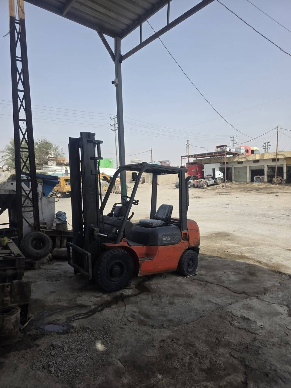 رافعة تيوتا للبيع موديل 2005 طني ونص 3 حركات ***********
