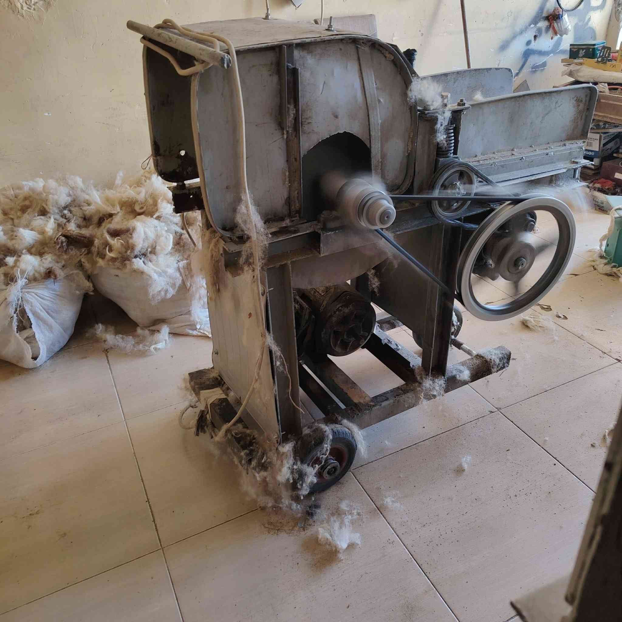 سلام عليكم مكينه ندافه للبيع تندف صوف ديباج قطن سعر 700 بهه مجال  مكان كركوك رقم ال هاتف ***********
