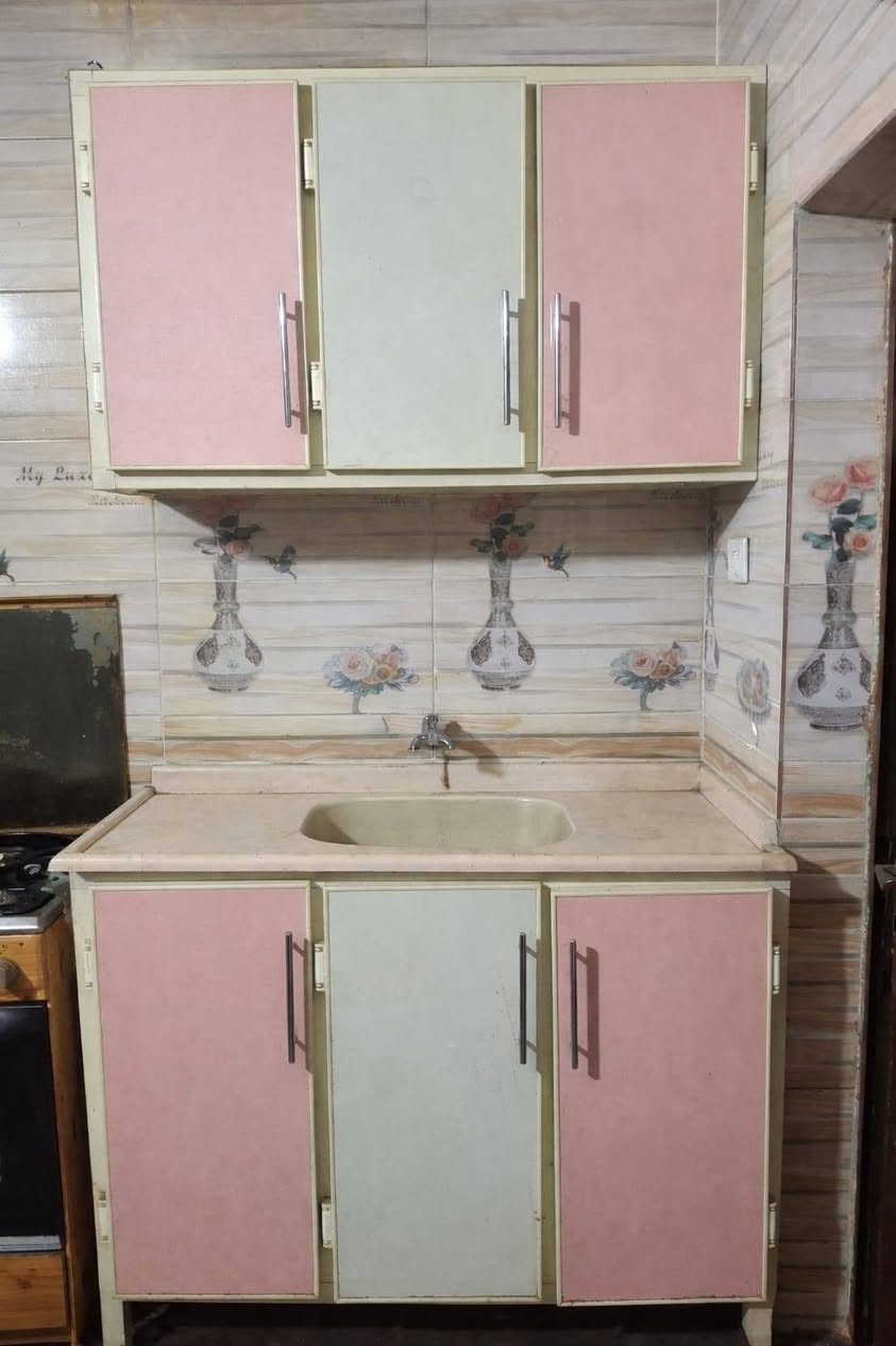 للبيع نظيفات حسب ما موضح في الصور مكانه الحرية دور نواب *********** وبنسبه للغساله فول اتوماتيك و تشتغل على مولد انفيرتر الكاونتر 120 في ٦٠
