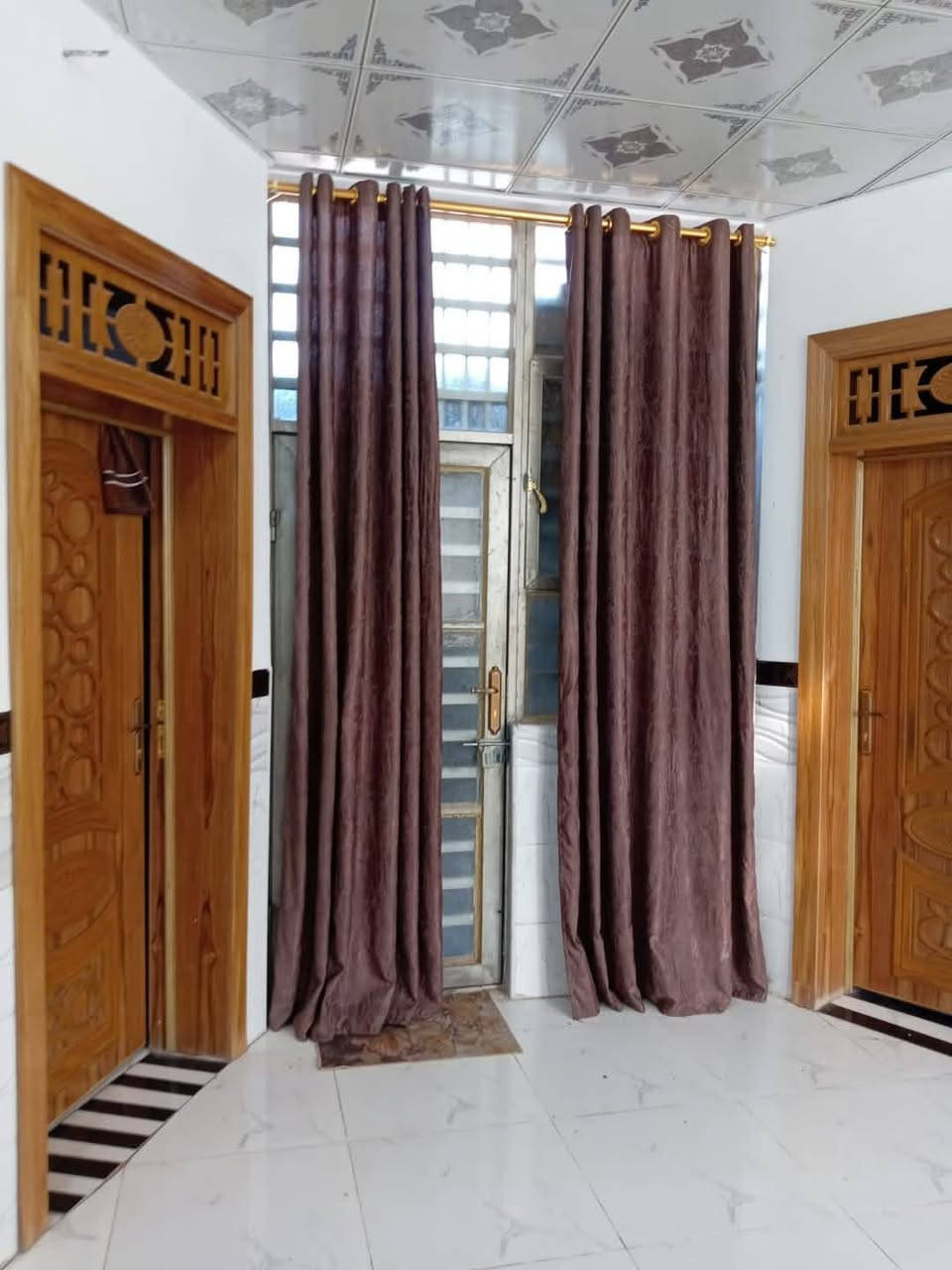 السلام عليكم 👋 

#البيت للبيع المساحه 200متر 

متكون من غرفتين 2+صاله +مطبخ +استقبال كبير وحلوو +صحيات داخليه و خارجيه +

#ملاحظه البيت مشمول بالتطويب ومرقم من البلديه 
#ملاحظه ثانيه البيت مال جنايه درجى اولى شغله كله 

#السعر 58وبيه مجال 

#العنوان نجف شارع الصب مقابل قريه الغدير بشارع المطحنه 

اتصل أو راسل الصفحه #***********واتساب 

‏‪
