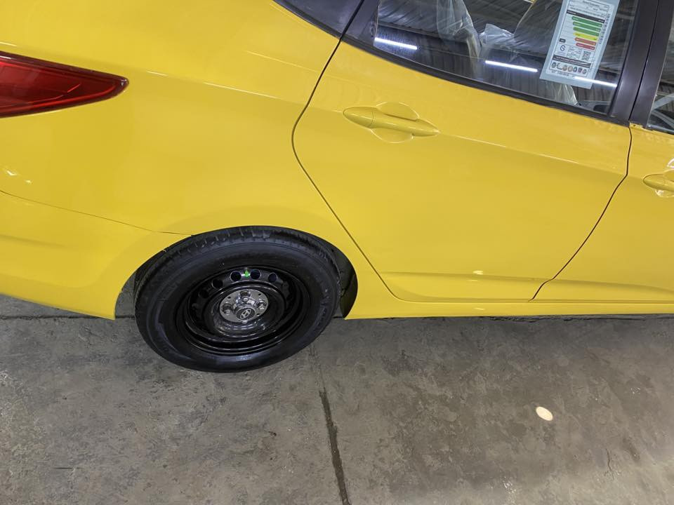 السلام عليكم اكسنت موديل 2015  محرك ١٦٠٠ السيارة جديدة حادثها بنيد وجاملغ بدون دواخل السيارة جاهزة صدر تبريد وكير ومكينة وحدادية سعرها 85 مكان بغداد الحبيبية 
***********
