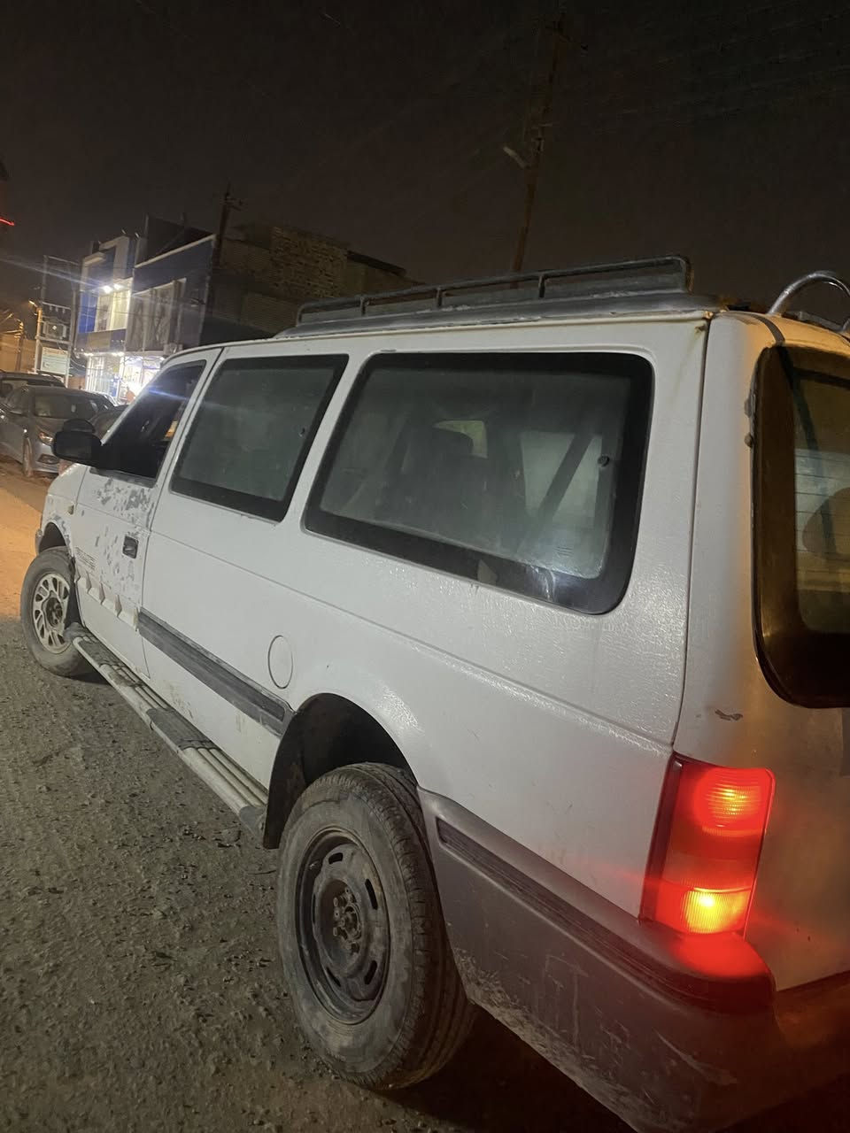 السلام عليكم سياره كلايزر للبيع طويله ٧راكب كامله بيه نقوص بصيطه مكان بابل قرب مجسّر الثوره الرقم الهاتف***********سياره بسمي
