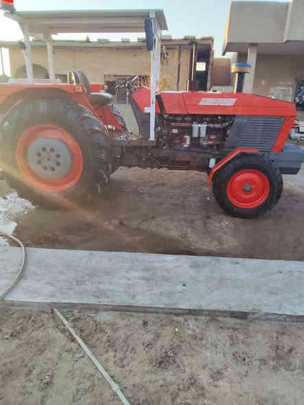 عنتر للبيع موديل 89رقم وسنويه كركوك حجم 121شرط وظع شركه نضيف حيل تواير جدد وايرمنيه  شغاله كير اكسن شرط محرك معمر رايمن تريد تحويل تريد وكال هودروليك شغال دكاكه شغال سعرو 14وبي مجال للبيع عنوان موصل مراسلة عل خاص
