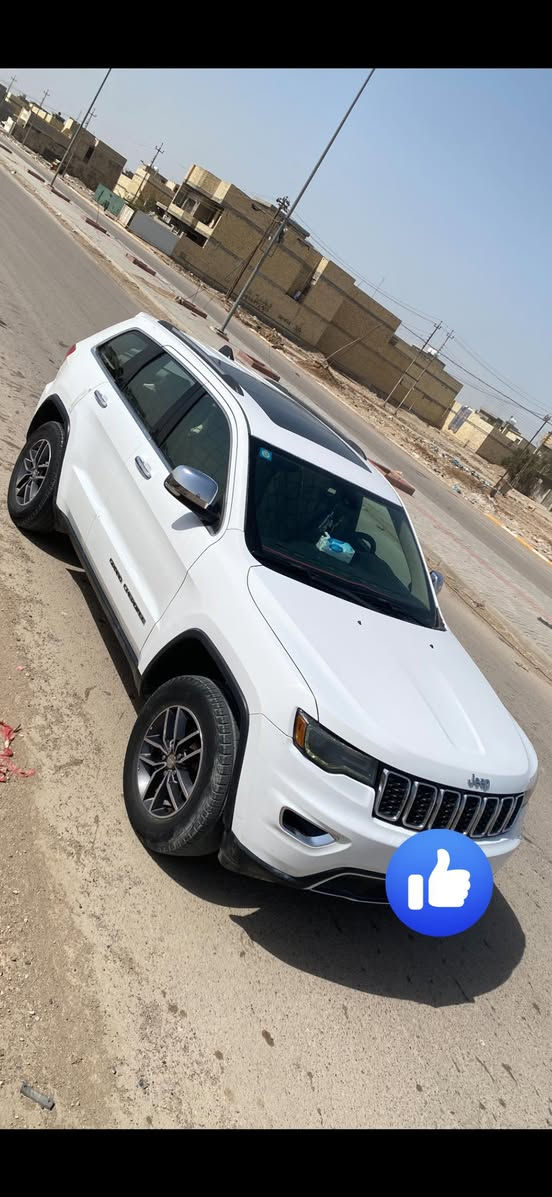 الاتصال موبايل ***********
🚙 جيب جراند شيروكي 2017 – Limited فل مواصفات
* وارد أمريكي كلين
صبغ بابين وربع چاملغ خلفي
* فئة: Limited فل كامل ماعدا الفورويل 
* مكينة: 6 سلندر (3.6 V6)
* قير: أوتوماتيك 8 سرعات
*⸻
🌟 المواصفات
* 🪟 فتحة سقف بانوراما
* 🔘 تشغيل بصمة (Start/Stop)
* 🛋️ جلد كامل + مقاعد حار/بارد
* 🎛️ تحكم ستيرن (دركسون كامل التحكم)
* ⚙️ شفتات تبديل سرعات من الدركسون
* 📺 شاشة + نظام Uconnect
* 📡 رادارات خلفية
* 🎥 كاميرا خلفية + حساسات
* ❄️ تكييف قوي 
* 🔑 دخول وتشغيل ذكي بدون مفتاح
