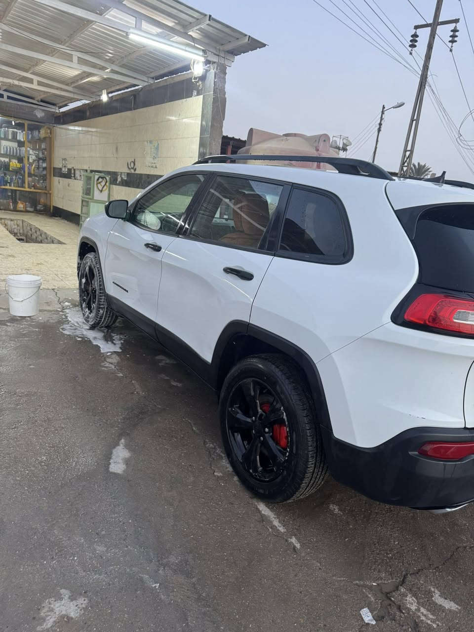 سلام وعليكم جيب شيروكي موديل 2017  رقم  ذي قار بسمي تحويل ثاني يوم مكينة 6 سلندر فور ويل سيارة جاهزة من مكينة وكير حدادية تخم تاير  وتخم دسكات ماتصرف علية  فقط بس غاز تبريد  منضومة التبريد كلة شخالة سيارة هزة ورقام وملسق جدد حادث السيارة فقط جاملغ الامامي شطح بدون دواخل ولا شواصي ولا لغد فقط يرباك البردة طاك  علمن انة سياره للبيع واذ مراوس بعد احسن شرط مراوس بجيب شيروكي احدث من ال2020  وفوك فقط يكون المحرك  6سلندر لحاب يشتري او يراوس  هاذ رقمي بية واتساب*********** تصل وتدلل
