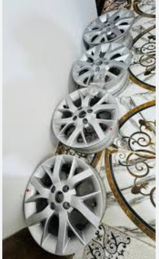 طخم ويل كب مع طخم تاير قياس ١٥ برجستون مشدود عل سيارتي السعر ٢٥٠ الف عنوان بغداد وهذا رقمي *********** ملاحظة سيارتي كورلا امريكي موديل ١٩٩٧
