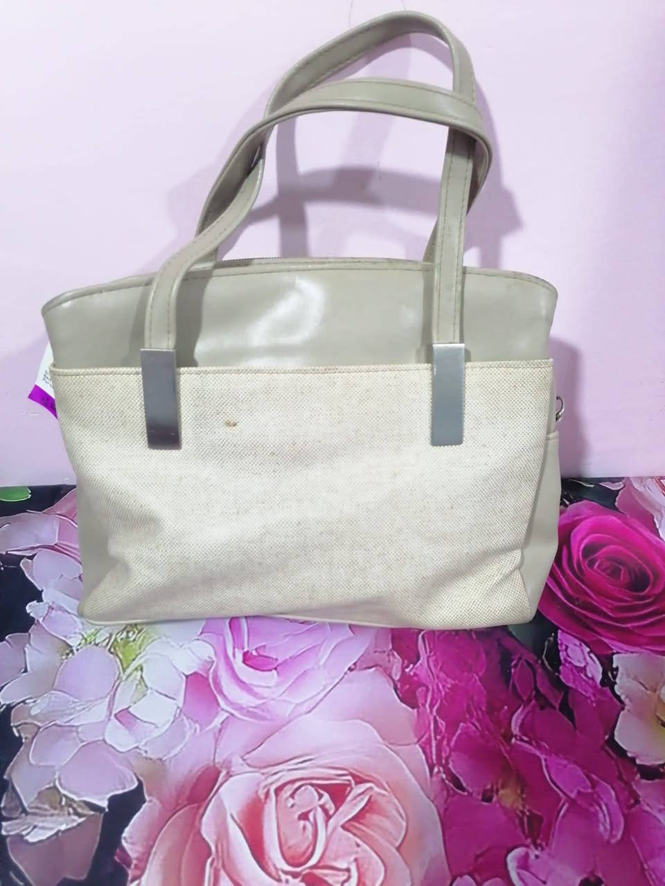 السلام عليكم  جنط نسائيه عنوان المحل ابي غرق السوك مقابل مجمع الحسين الطبي مجاور  ابو الالبان فرع المخبز الاتصال *********** اهلا وسهلا يوجد توصيل
