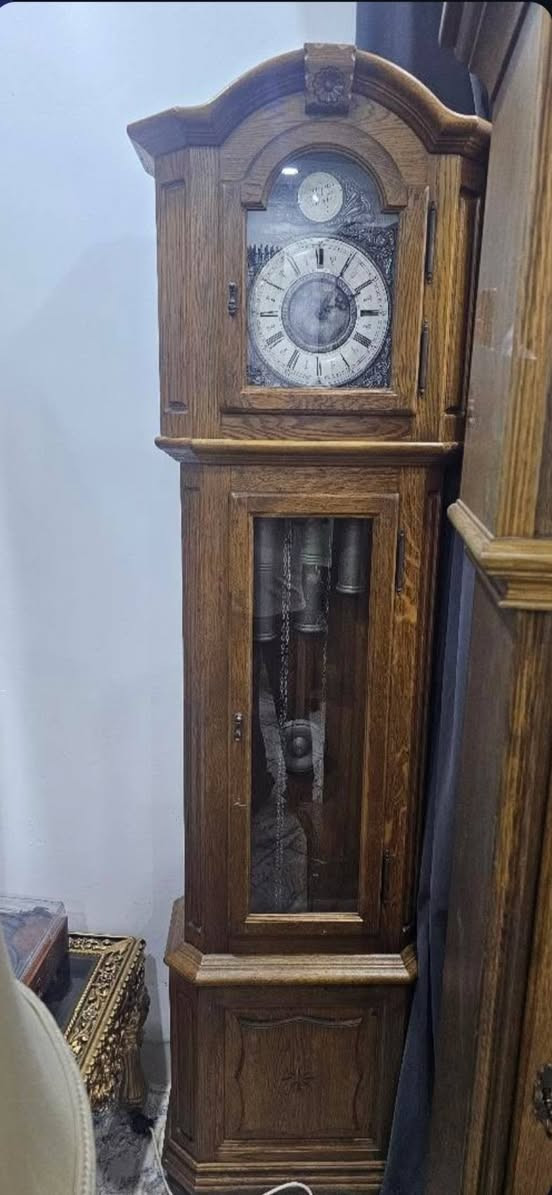 سلام عليكم ساعات انتيكا للبيع سعر القطعه ب١٠٠ الف مع توصيل الحجز وتساب ***********
