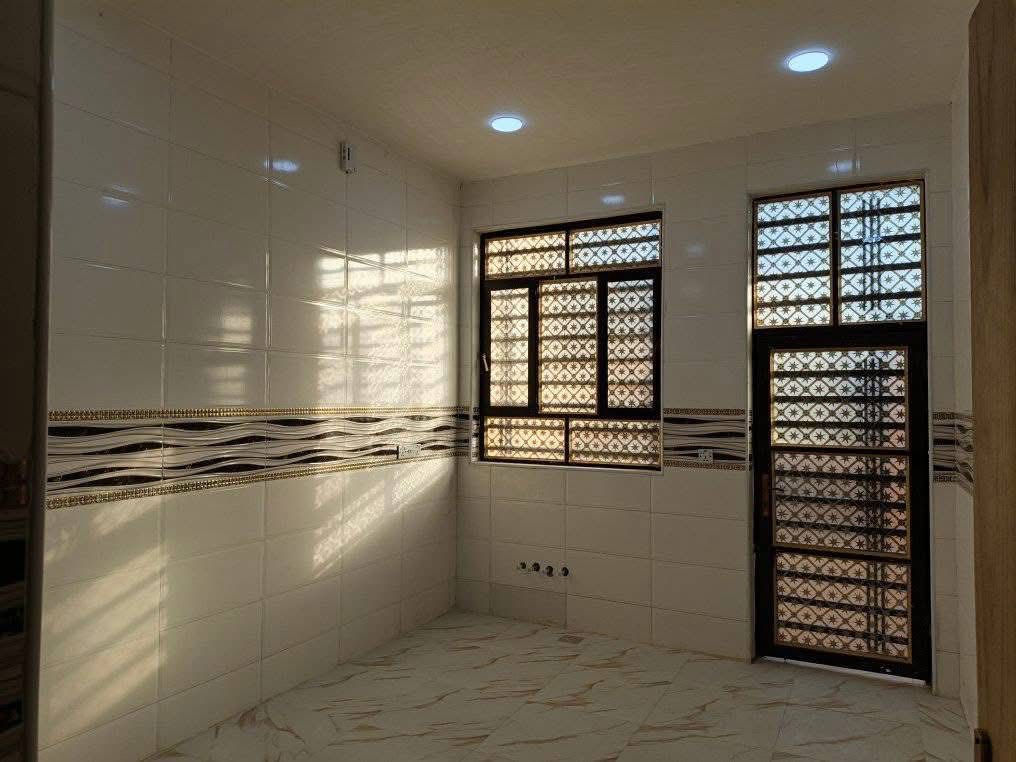 دار سكن ملك صرف مساحه 150 متر بناء حديث سنه 2025طابوگ صب كونكريت طابق واحد غرفتين نوم 
هول مطبخ اسقبال مجمعات صحيه 
ارضيه بورسلين جدران سيراميك 
شغل درجه أولى الدار فارغ تستلم مفتاح 
خدمات كامله 
يباع نقد ويباع مبادره بشرط توفر الاستثناء عند المشتري 
ابو غرق حي الجواد 
الأستفسار الأتصال 
***********
#الدار_المعموره_للعقار 
من لديه عقار ويرغب بالبيع فقط الاتصال 
ولدينا عروض تناسب الجميع
