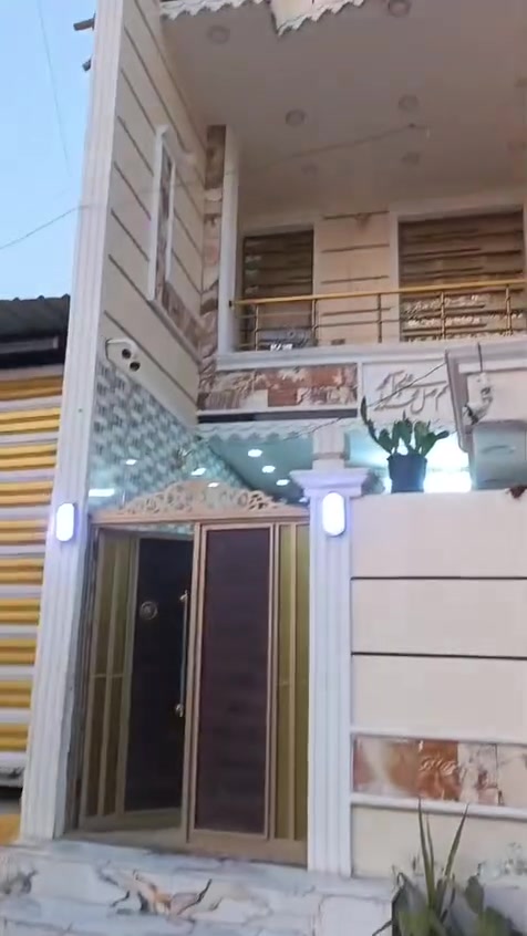 بيت مساحه 115 متر قاطين بناء طابوق أرضية وسقف صب مسلح خدمات كامله ماء مجاري كهرباء وتبليط شغل درجة أولى واحلى من التصوير العنوان الحميدية قرب مدرسه المختار يعني خلف المستوصف للاستفسار مراجعة مكتب النرجس للعقار ***********

