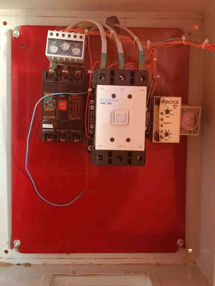 السلام عليكم هاذه الصندوق للبيع مشتغل شي قليل السعر 150      ***********
