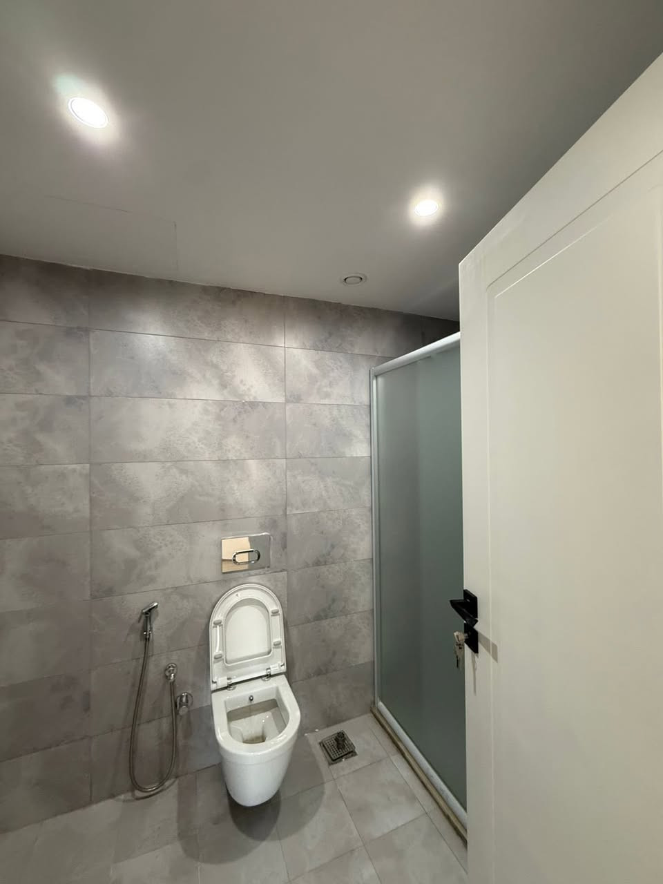 3غرف نوم
مطبخ و صالة 
3صحيات 
بلكونين 
طابق (6)
واجهة امامية 
لاستفسار اكتر اتواصل وياي علي واتساب 
***********
زيدان خلف
