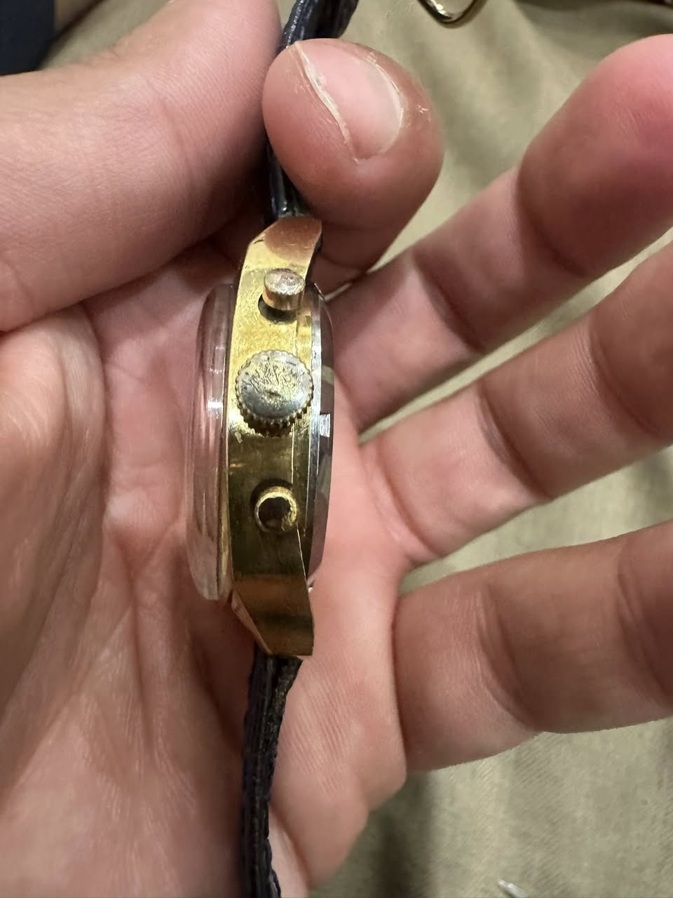 ساعة عنكبوت سويسري تكويك ١٩٧٠
قطر ٣٨ 
طول ٤٤ 
شهري مميز عل رقم ستة
 مينا باندا لونين  
٣٧٥$ 
***********
