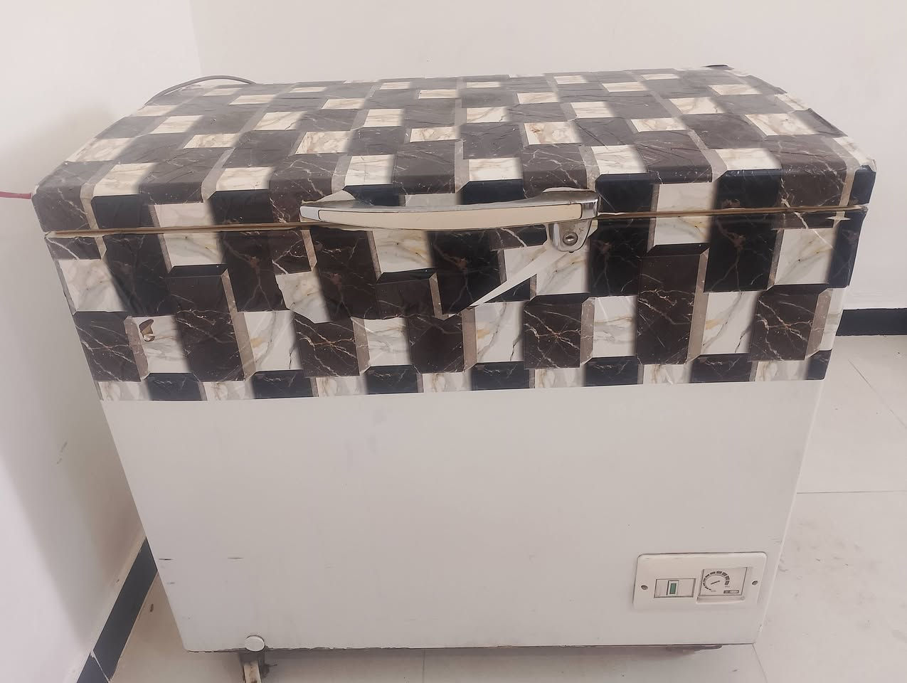 مجمدة للبيع السعر ١٢٥ الف وبيها مجال بسيط 
لمعرفة التفاصيل الأتصال على الرقم *********** او المراسلة عبر الواتساب .
