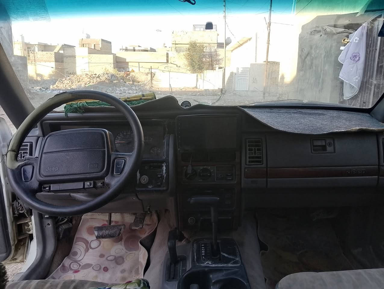 السلام عليكم جيب شيروكي موديل 94 سيارة جاهزة محرك 3000 عنوان ابو غريب حي الشهداء السعر 42وبي مجال  االستفسار هاذا الرقم ***********
