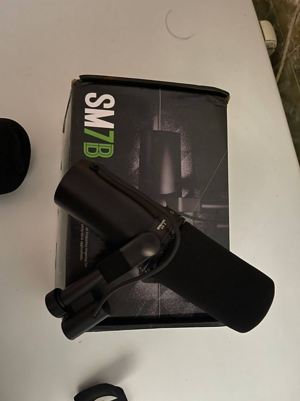 هذا المنتج هو ميكروفون احترافي من نوع Shure SM7B، ويتميز بالتالي:
هذا المنتج هو ميكروفون احترافي من نوع Shure SM7B، ويتميز بالتالي:
ميكروفون ديناميكي للغناء والبث الصوتي يتميز بصوت دافئ ومسطح، مما يجعله مثالياً للتعليق الصوتي والبودكاست. 
يحتوي على عناصر تحكم للحد من الترددات المنخفضة (Bass rolloff) وتعزيز النطاق المتوسط (Presence boost). 
مزود بعزل داخلي للصدمات (shock isolation) لتقليل الضوضاء الميكانيكية. 
يستخدم اتصال كابل XLR ويحتاج إلى واجهة صوتية (audio interface) للعمل.


**إذا كنت صاحب هذا الإعلان وتريد حذفه لأي سبب، رجاءا أرسل رسالة إلى الدعم الفني**