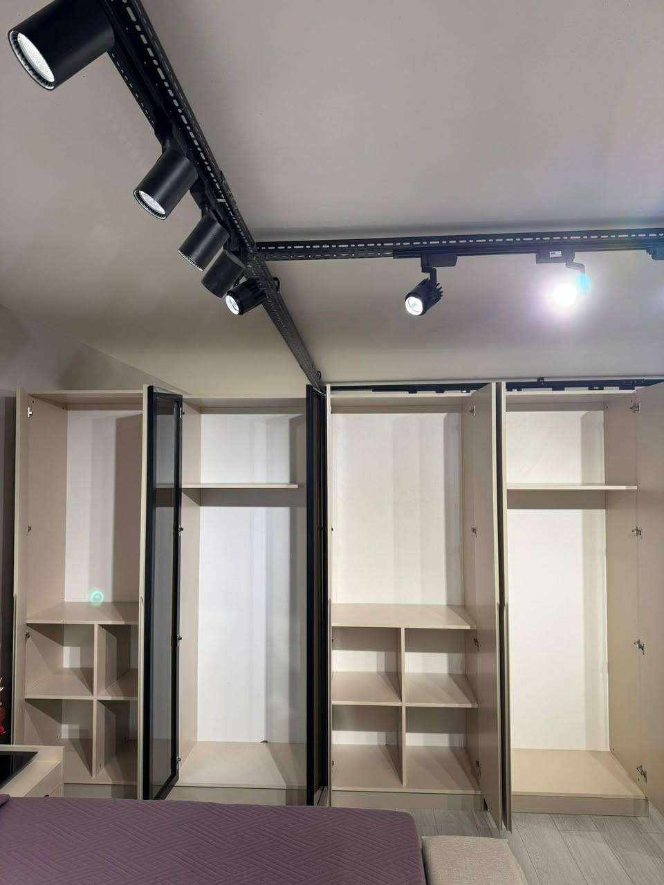 *تم وصول موديل اطلس*

*10قطع الاصلي*
*ابواب هايدرولك*
*قياس الكنتور ٣٣٥*
*قياس السرير ارتفاع١٤٠*
*انارة بالكنتور*
*اناره بالسرير*
*اناره بالكومديات ثريات*
*اناره بالميز تواليت*
*سكك مراحل تلي سكوب*
*ميز تواليت عرض١٣٠'ارتفاع ١٧٥*
*سرير مخزن+شازلون مخزن*
*قياسات الغرفه كلها عملاقة*
بسعر واحد و600
***********
