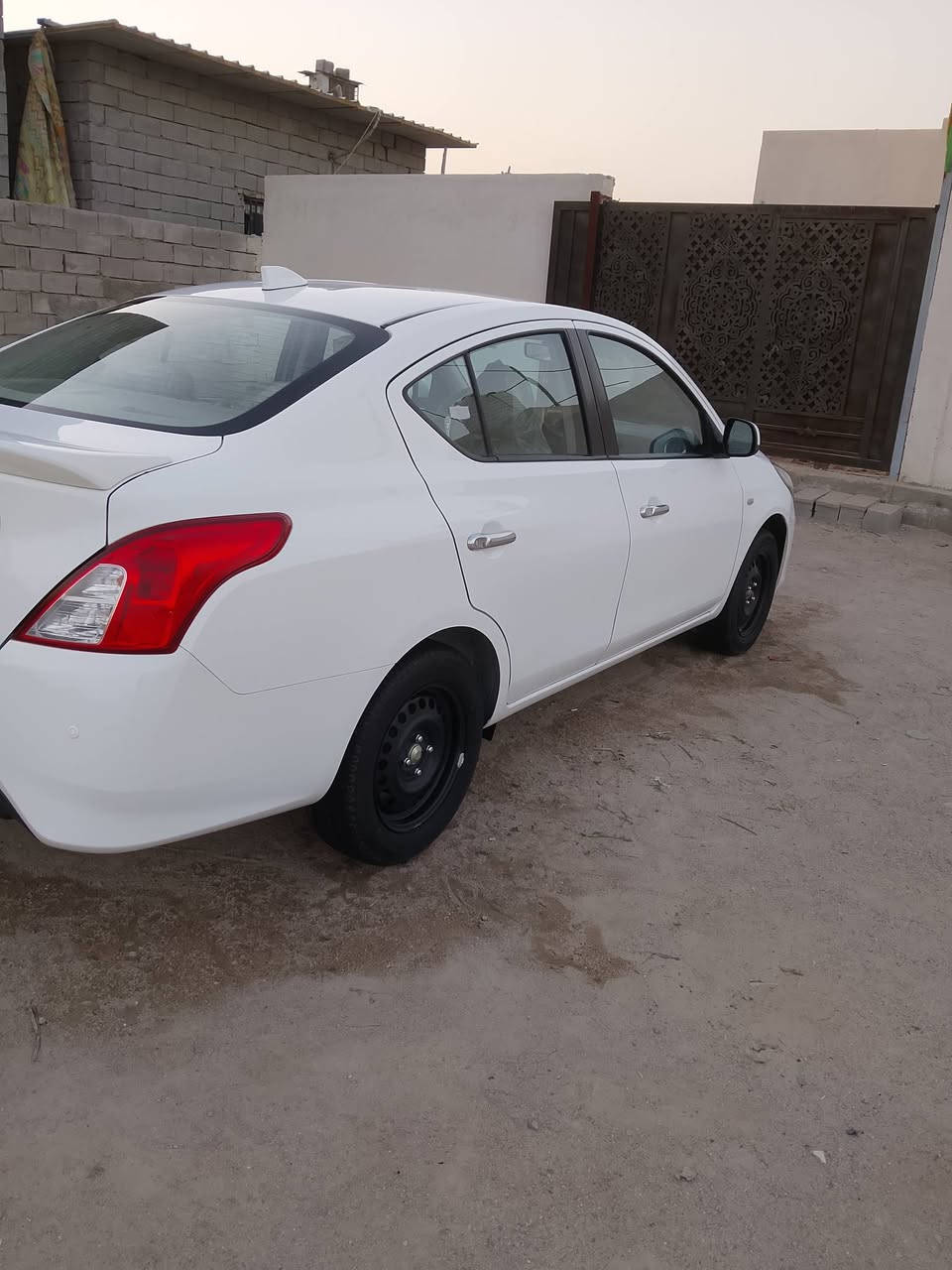 نيسان صني للبيع موديل 2024 ماشيه 25 ألف مكان بصره زبير الرقم ***********
