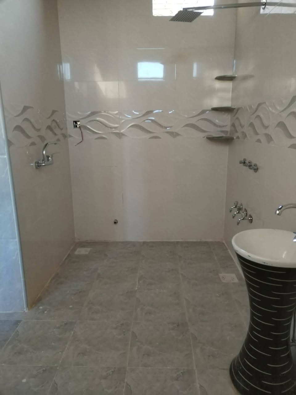 🏡 دار طابقين للبيع – فرصة مميزة 🏡
📍 العنوان: طهمازية – عمود 99 – داخل الفرع
📐 المساحة: 150 متر
📑 جنس العقار: طابو زراعي – سند 25
✨ الدار مرتب وحديث 2026 وباقي بي نواقص بسيطة، وإذا الشاري يحب نكملهن يتم حساب التكلفة وإضافتها على السعر بكل وضوح.
🔹 تفاصيل الدار:
3 غرف نوم
2 هول كبار (واحد بالطابق الأرضي وواحد بالطابق الثاني)
مطبخ
استقبال
3 مجمعات صحية
واحد بالطابق الأرضي
واحد بالطابق الثاني
واحد خارجي قيد الإنشاء
المجمعات مجهزة بـ كيزر + تانكي ماي وشغل درجة أولى
🔹 الخدمات متوفرة بالكامل:
✅ ماء
✅ كهرباء وطنية
✅ خط مولدة
✅ إنترنت ضوئي قريب جداً
كل هذا وبسعر ١١٨ مليون قفل 
و شراي يتفضل وتساب ***********
