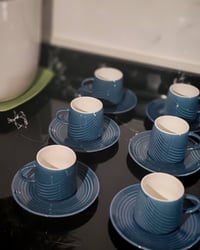 شوفوا النزاكة! أطقم تقديم فاخرة (أسود مطفي، ذهبي، وأبيض مرمر). ✅ متوفر...