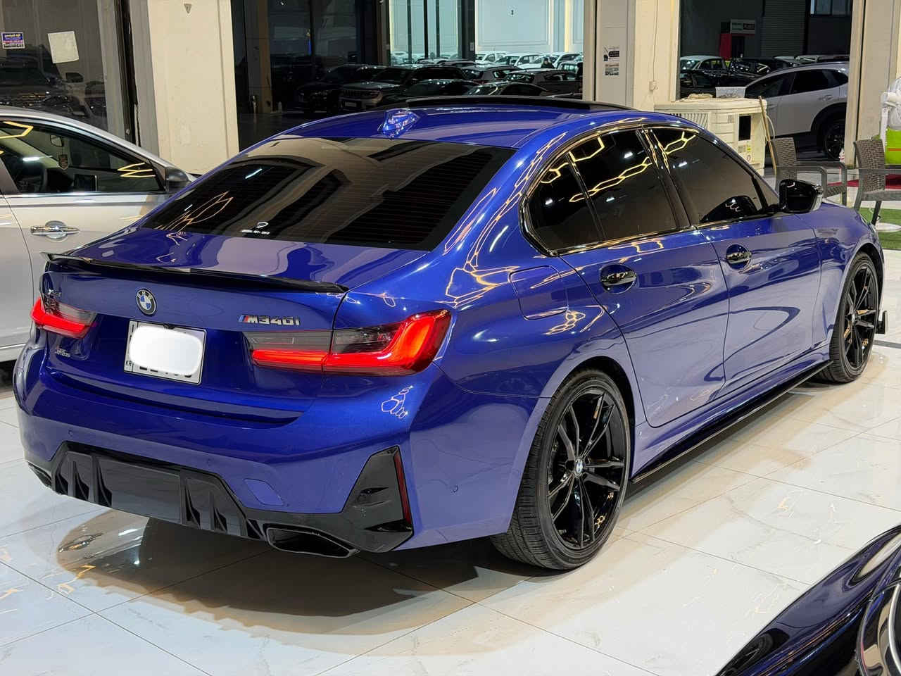 السلام عليكم اخوان bmw 340i xdrive m package 
موديل ٢٠٢٢ لون مميز سعرها فقط ٣٠٥$للبيع مراوس 
فول فول مواصفات سيارة جاهزة بدون نواقص جديدة 
ماشي فقط ٣٠ الف ميل سيارة بيها بنيد صبغ قبغ جنطة تديب شركة نفس لون بدون دواخل بدون لغد بدون شواصي بدون كلشي مكانين تكعيل سيارة ٦ سلندر بيرفور مانس توين باوةر توربو سيارة موجودة ب اربيل  واتس اب بيها ***********
