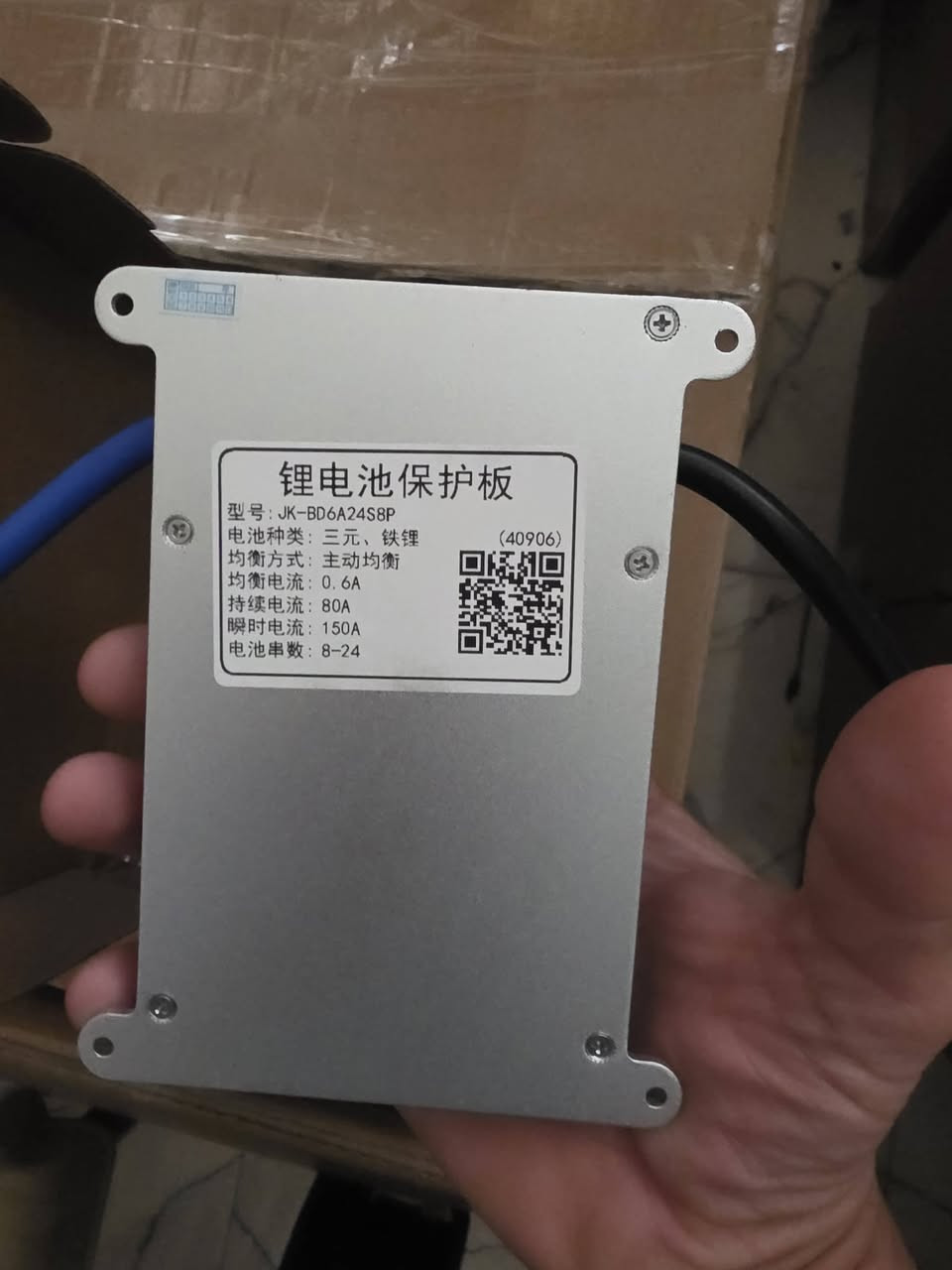 هذا المنتج هو لوحة حماية بطارية الليثيوم (BMS) من العلامة التجارية Jikong (极空).
الوظيفة: إدارة وحماية حزم بطاريات الليثيوم، ويظهر في الصورة دعمها لعدد كبير من الخلايا (تصل إلى 24 سلسلة).

المميزات: تحتوي على واجهة للتدفئة (Heating) وواجهة للتوصيل المتوازي (Parallel interface).

التطبيق: تتوافق مع تطبيق خاص للتحكم والمراقبة يمكن تحميله عبر مسح رمز الاستجابة السريعة (QR Code).

الموقع: يمكن الحصول على مزيد من المعلومات من خلال الموقع المذكور في الصورة WWW.JK-BMS.COM
السعر 45شامل التواصل ع الرقم ***********
