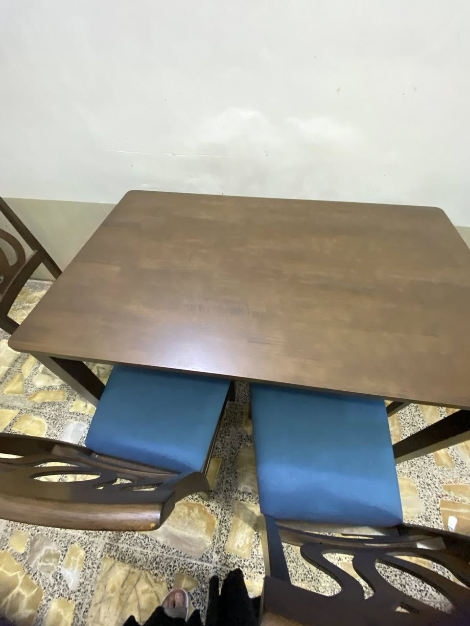 ميز طعام اول البارحة اشتريته سعره 650 لكن ابيعه 450 نهايته بدون اي عملة خشب زان تركي  ما رهم عالبيت  
للتواصل ***********
