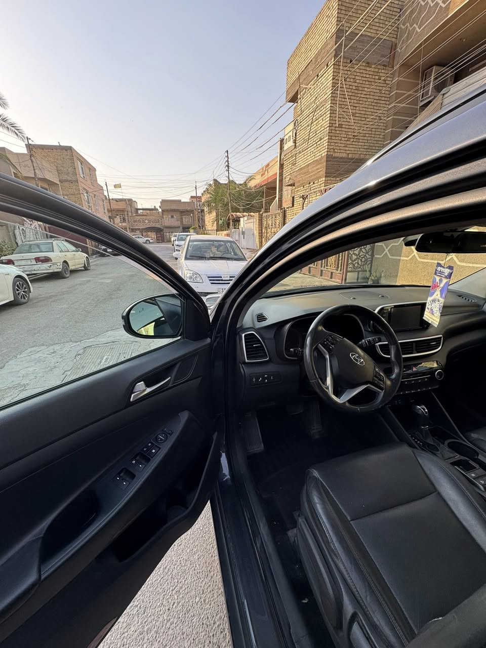 السلام عليكم
سيارة توسان للبيع وارد امريكي موديل ٢٠٢١ ضربتها بس بنيد مبدل 
تخم تاير جديد بانوراما كشنات جلد رادارات حساسات وبعد هواي مواصفات 
العنوان بغداد الاعلام رقم الهاتف *********** زيد
