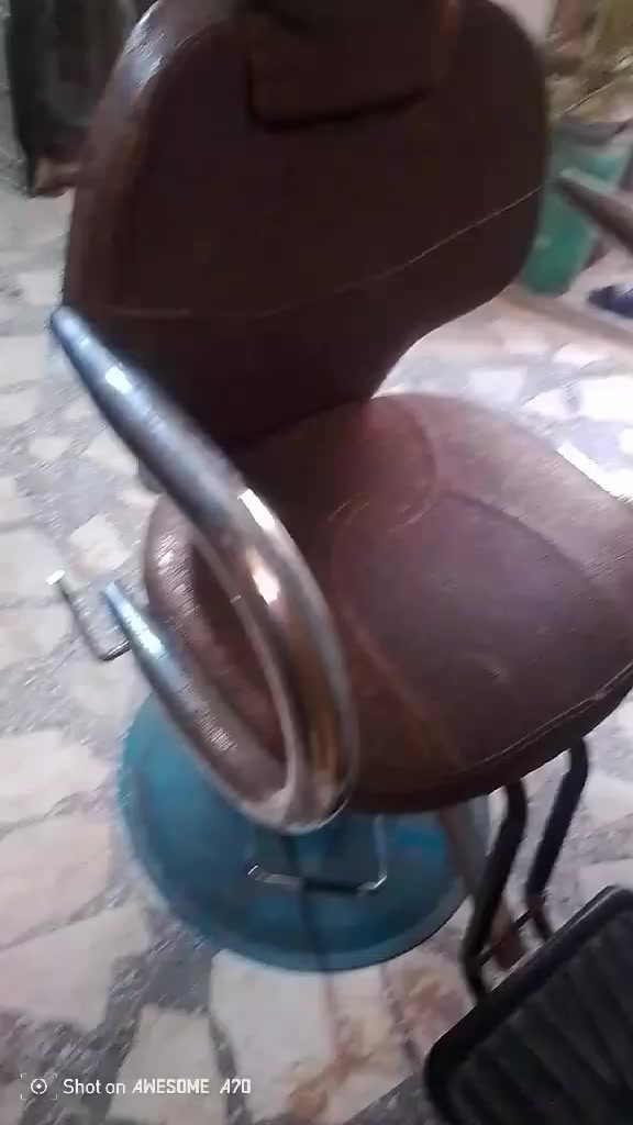 كرسي حلاق للبيع السعر ٦٥ الحولي شارع ٣٠ الثاني رقم ***********
