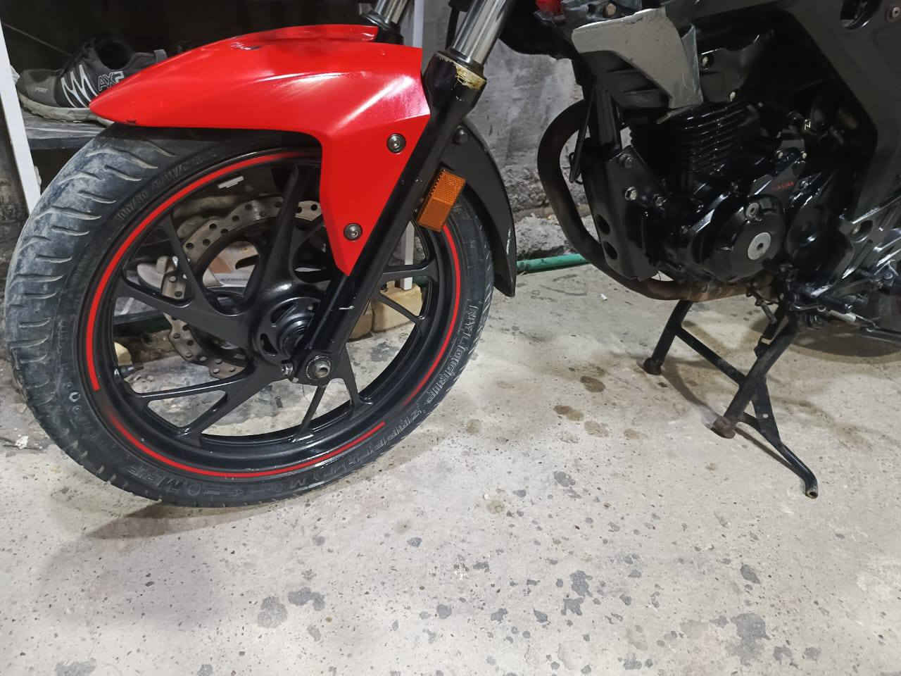 السلام عليكم  دراجه هوندا. موديل 2021  كفاله   بأسمي. نكره سلف محرك برغي ممفتوح   جديده معنى الكلمه. مطالع بيهه صار سنتين   فقط نقص اوراق. ضاعن مني  بالبيت  ***********
